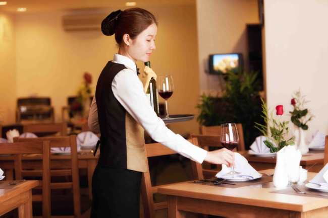 Những nhân tố nào ảnh hưởng đến chất lượng dịch vụ khách sạn nhà hàng?